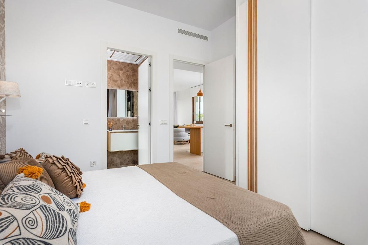 Slaapkamerdeur naar de badkamer, met moderne designelementen in een villa met 3 slaapkamers in Vera, Costa de Almeria.