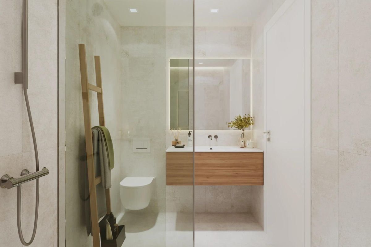 Moderne badkamer met glazen douche en strakke wastafel in Estepona begane grond appartement.