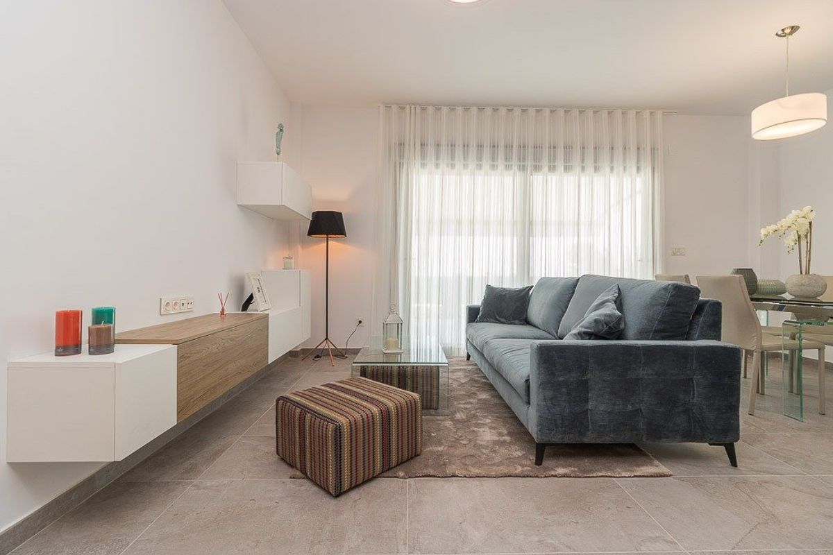 Zonnige woonkamer in een 3-slaapkamer appartement op de begane grond, Torrevieja, met moderne inrichting en veel licht.