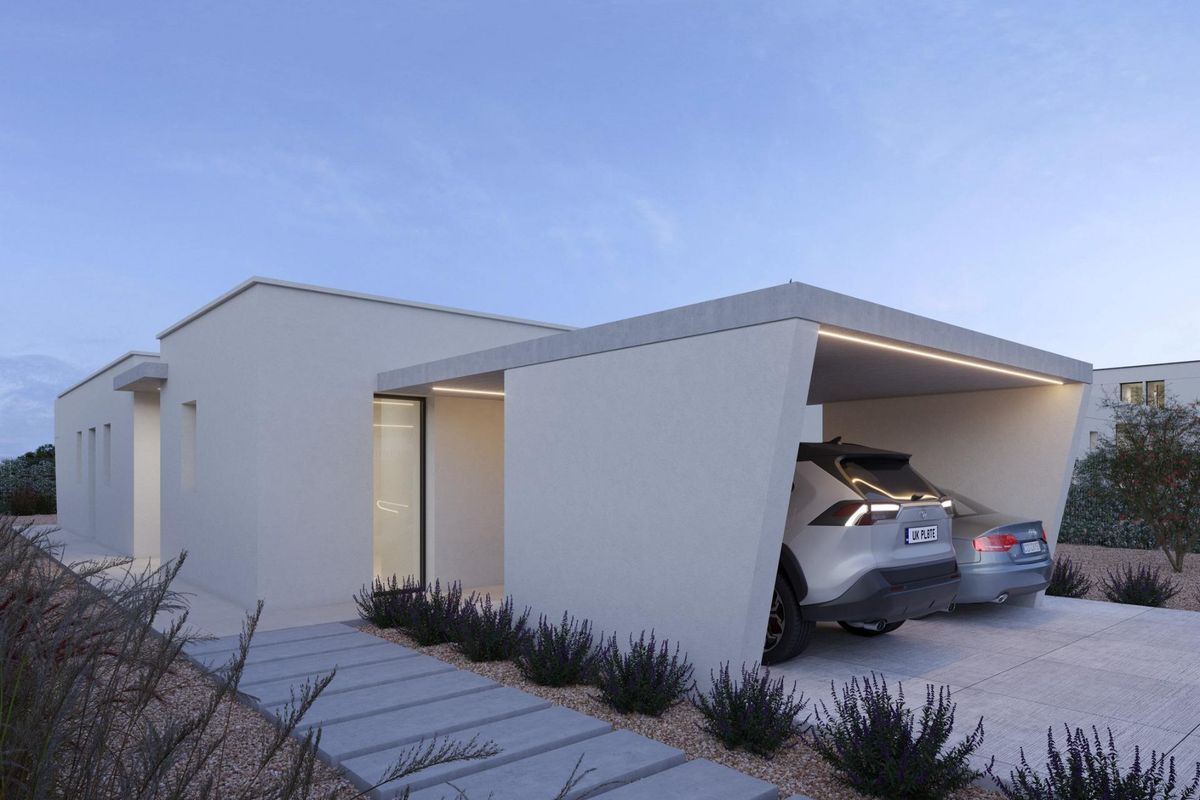Villa in Fuente Álamo met een carport en modern ontwerp, omringd door een aangelegde tuin.