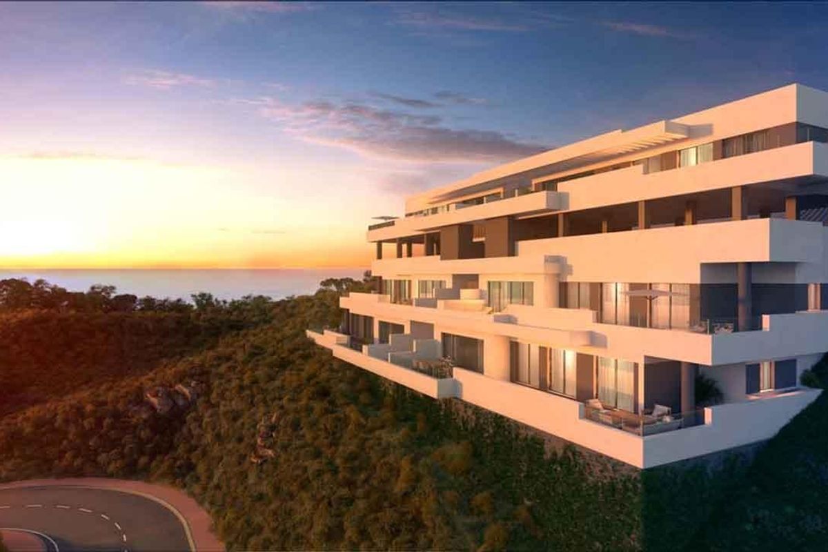 Adembenemend uitzicht op zonsondergang van een modern appartementencomplex in Mijas, Costa del Sol.