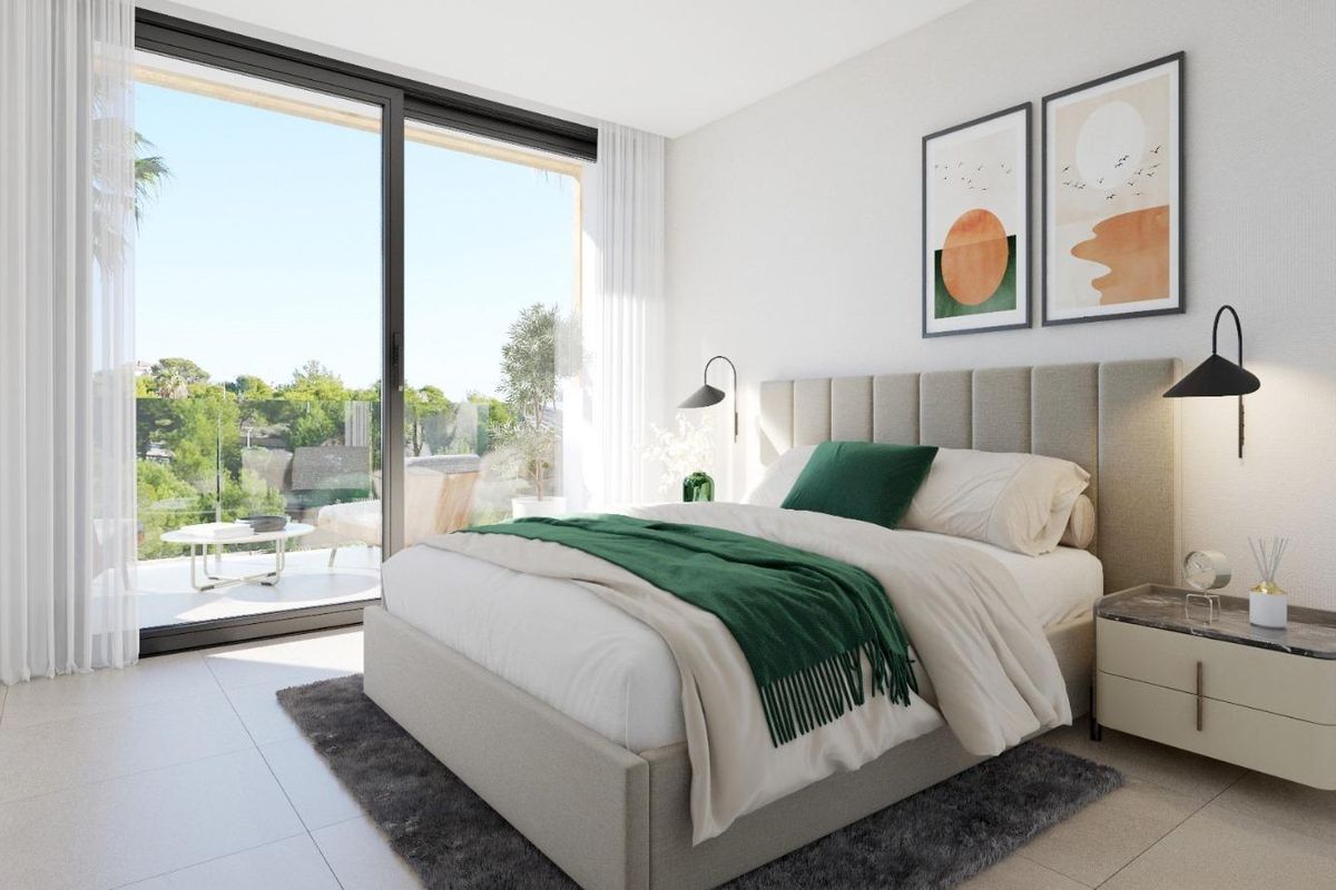 Heldere slaapkamer met modern ontwerp en balkon in het rijtjeshuis, Finestrat, Costa Blanca Noord.