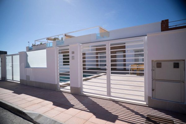 Moderne 2-slaapkamer townhouse buitenkant met een toegangspoort in San Javier, Costa Calida, Spanje.