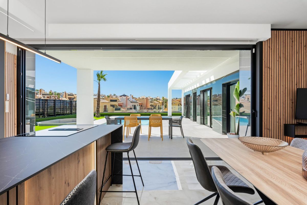 Moderne keuken met elegante eiland en uitzicht op het zwembad in 3-slaapkamer villa in Algorfa, Costa Blanca Zuid.