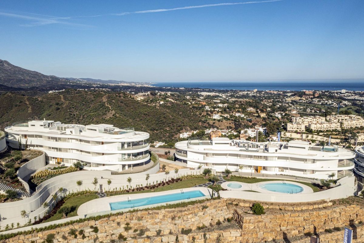Luchtfoto van Benahavís met luxe appartementen en prachtige landschappen van de Costa del Sol.