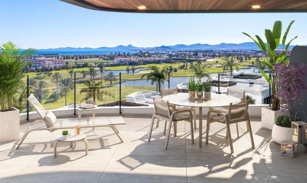 Penthouse terras met prachtig uitzicht op de golfbaan en palmbomen in Los Alcazares, Costa Calida.