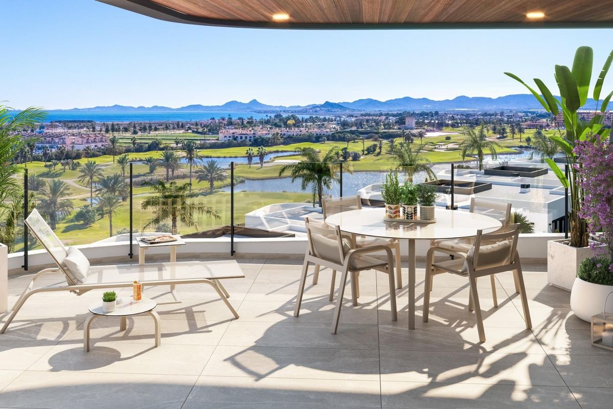 Penthouse terras met prachtig uitzicht op de golfbaan en palmbomen in Los Alcazares, Costa Calida.