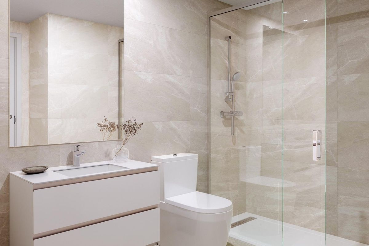 Modern badkamer met glazen douche en elegante afwerking in een appartement in Villajoyosa.