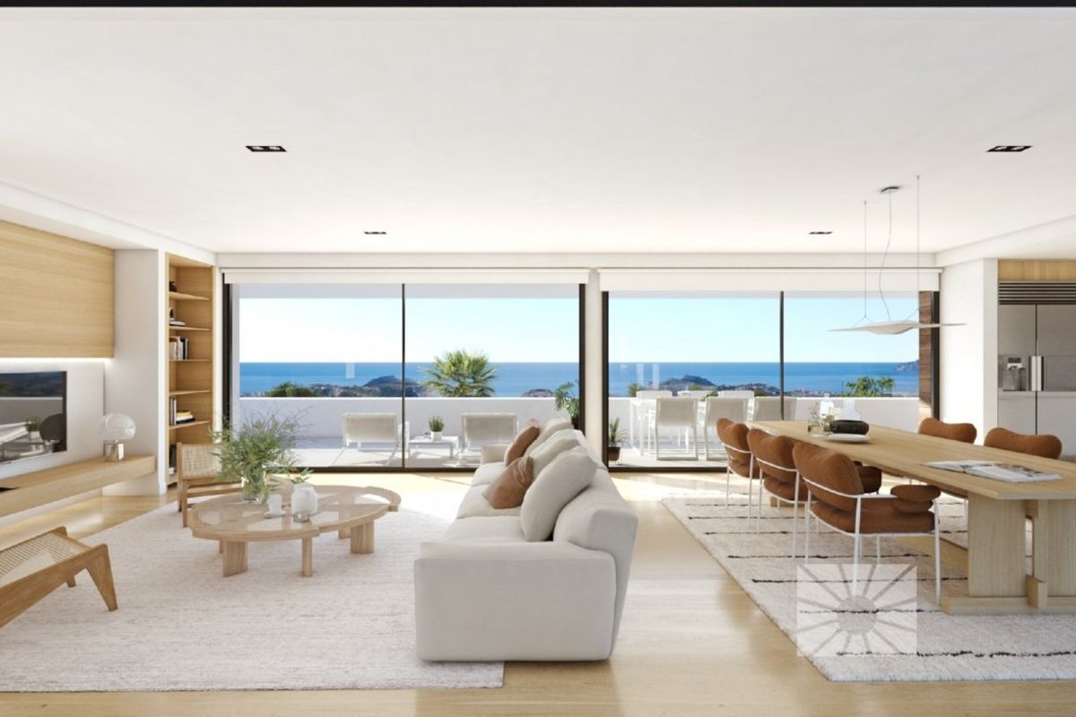 Heldere woonruimte van een 3-slaapkamer villa in Benitachell, met grote ramen en uitzicht op de oceaan.