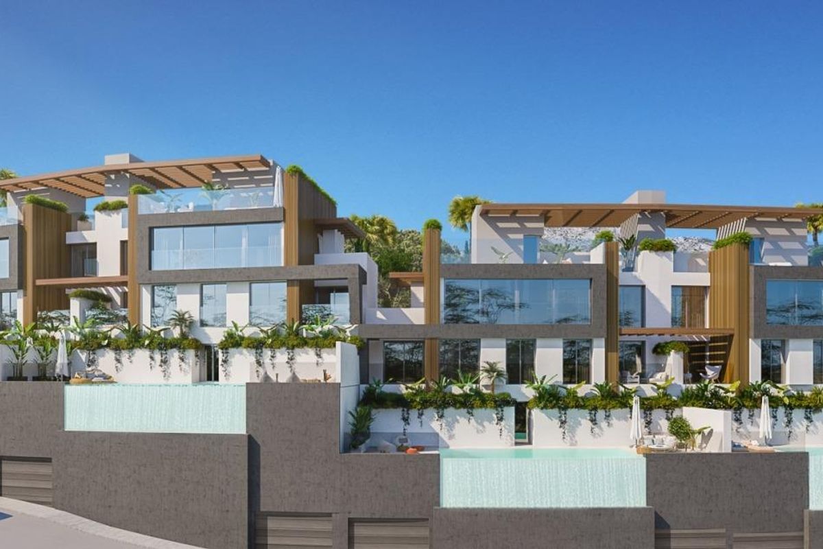 Facade van een modern villa complex met luxe ontwerp en groen in Benahavís, Costa del Sol.