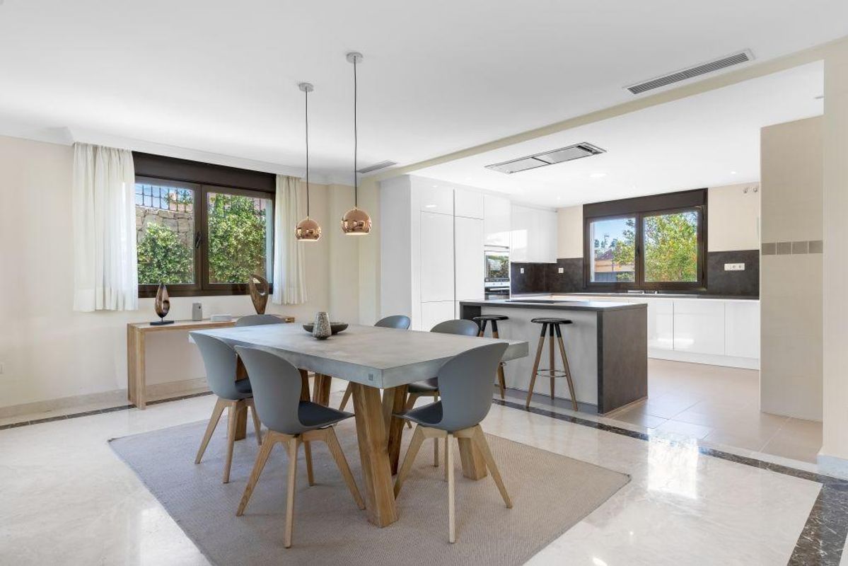 Open eetruimte in een moderne keuken met veel natuurlijk licht in de villa in Estepona, ideaal voor familiemaaltijden.