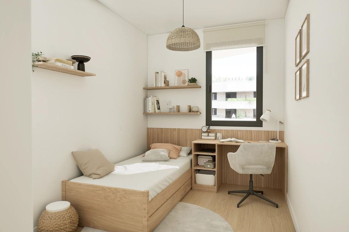 Gezellige slaapkamer met bureau en een eenpersoonsbed in een appartement op de begane grond in Mijas, Costa del Sol.