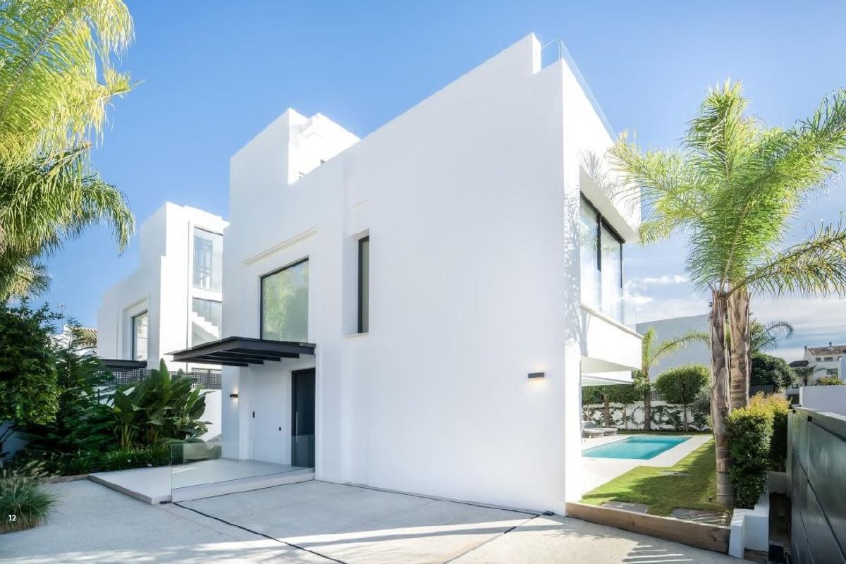 Overdekte parkeerplaats naast de moderne villa in Marbella, biedt gemak en stijl.