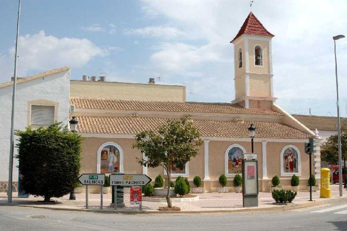 Kleurrijk kerkgebouw in Torre Pacheco, Costa Calida, Spanje.