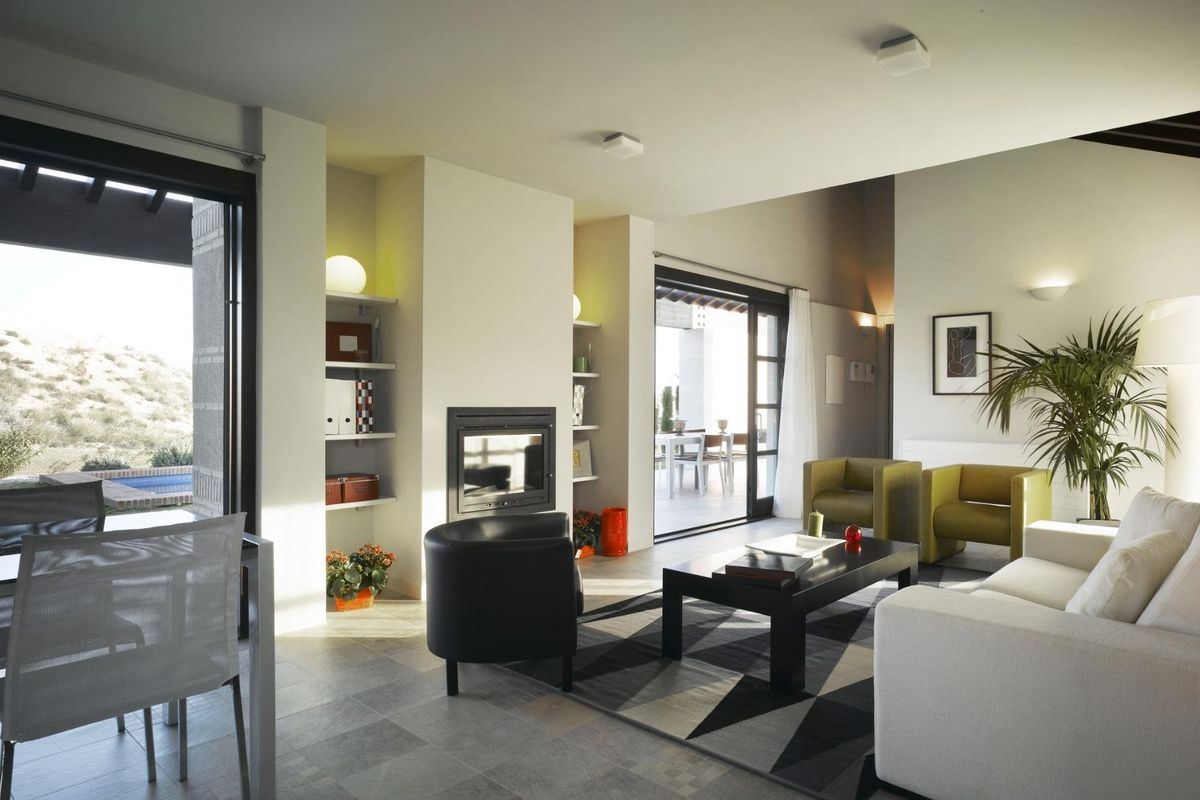 Stijlvol woongedeelte in de villa in Sucina, met modern meubilair en uitzicht op het buitenleven.