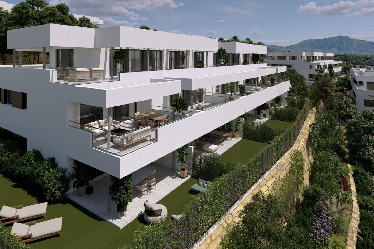 Modern appartementcomplex in Casares, Costa del Sol met aangelegde tuinen en uitzicht op de bergen.