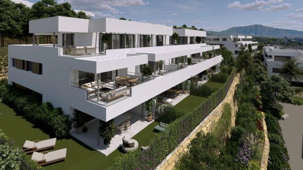 Modern appartementcomplex in Casares, Costa del Sol met aangelegde tuinen en uitzicht op de bergen.