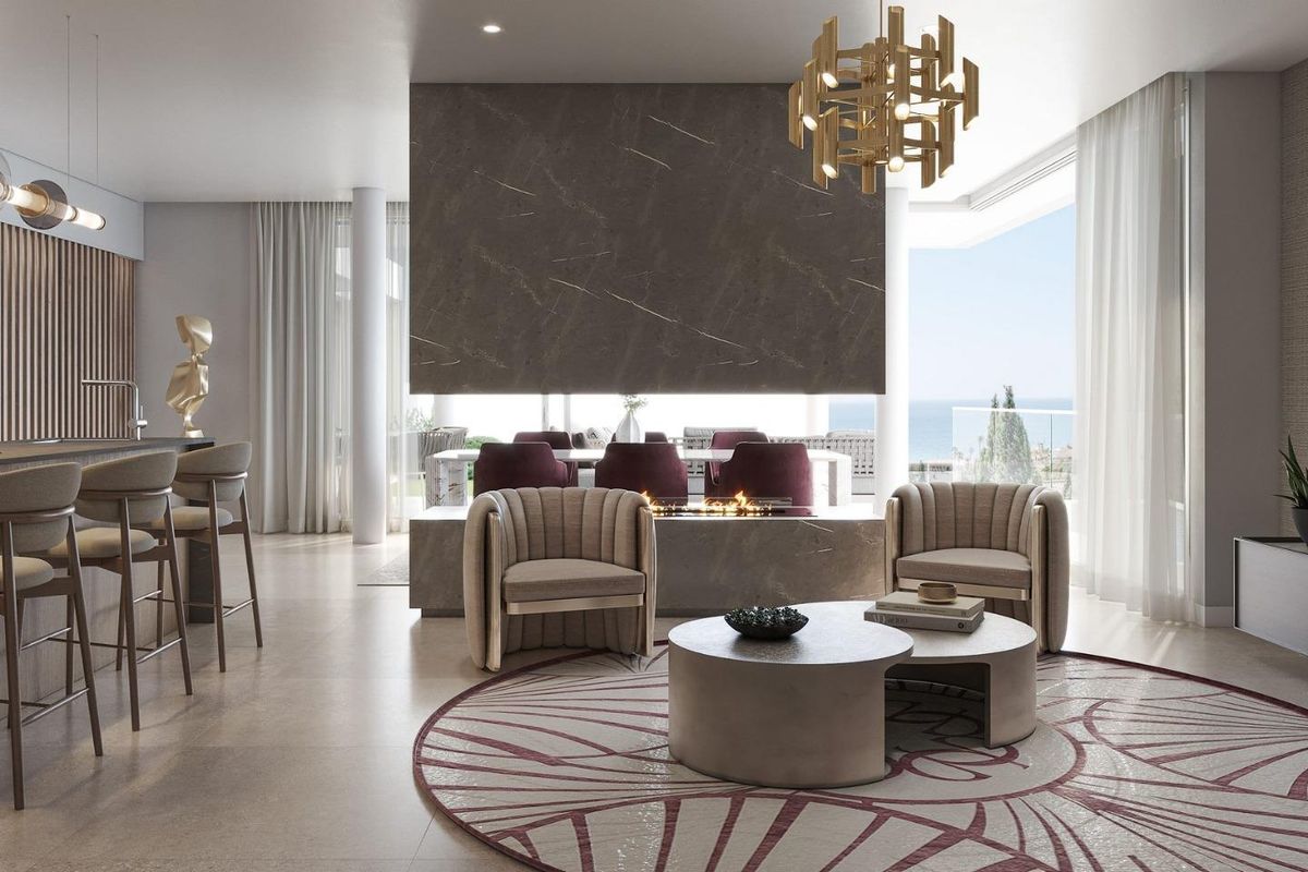 Chique woonkamer met een moderne haard en ontspanningsruimte in de villa in Estepona.