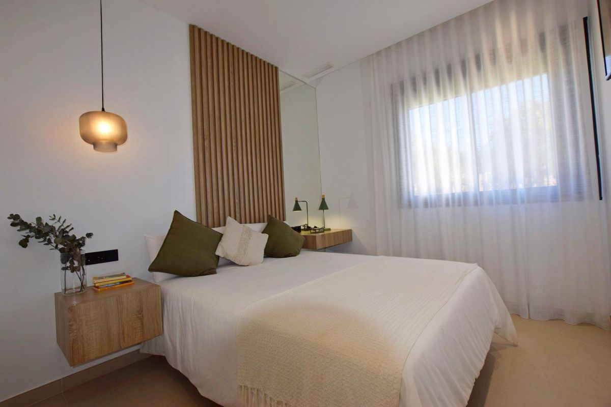 Uitnodigende gastenruimte met zachte texturen en een gezellige sfeer in een appartement op de begane grond in Costa Calida.