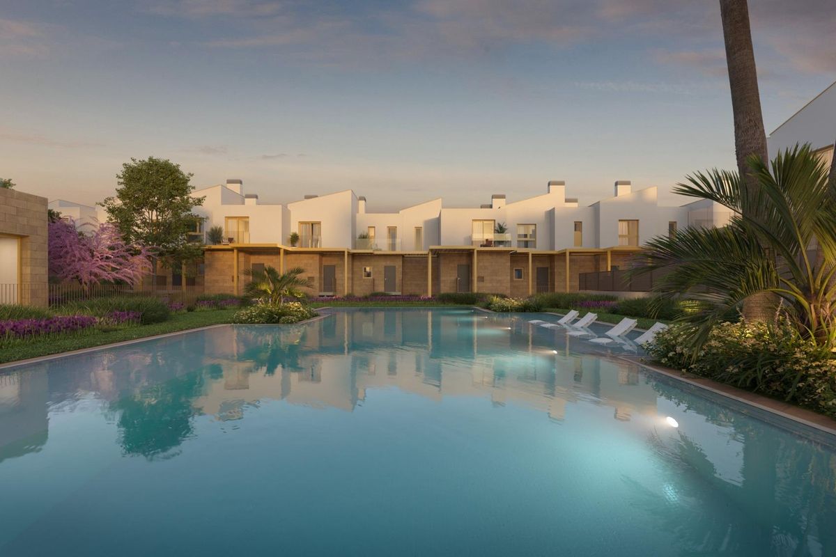Zwembadgebied met moderne rijtjeshuizen in El Verger, omringd door palmbomen.