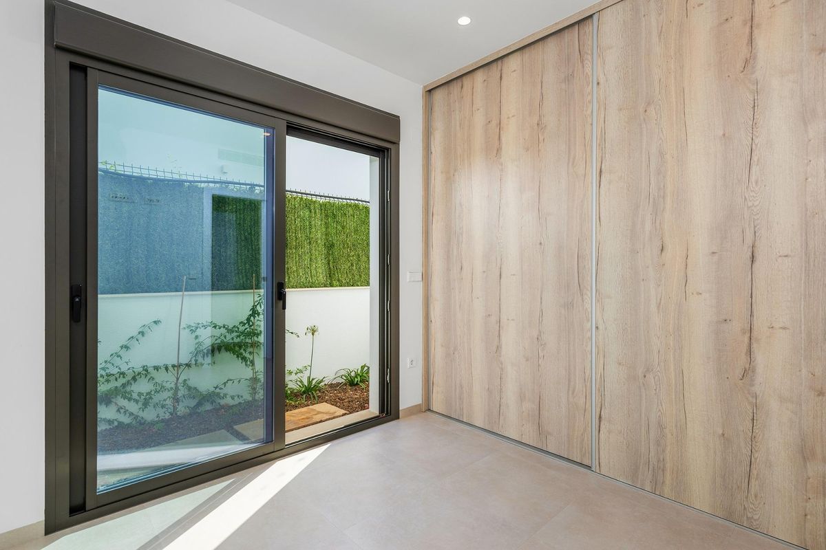 Fully furnished kitchen with appliances