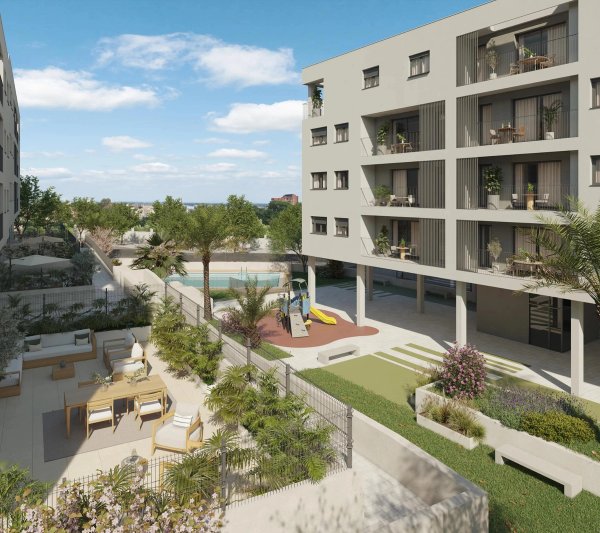 Buitenzicht op het appartementengebouw op de begane grond in Alicante met tuin, zwembad en terras.