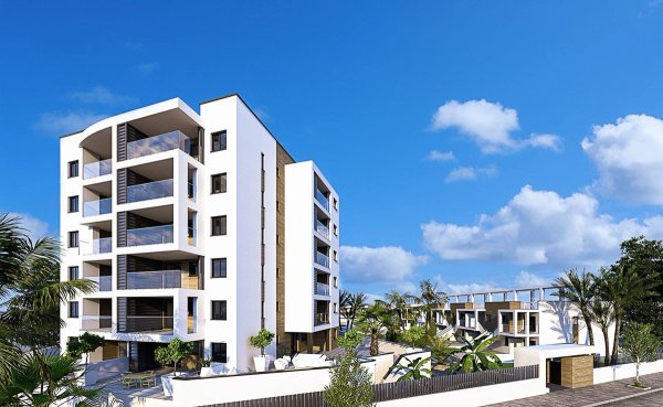 Buitenkant van een modern penthousegebouw in Pilar de La Horadada, Costa Blanca Zuid, met groene beplanting.
