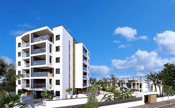 Buitenkant van een modern penthousegebouw in Pilar de La Horadada, Costa Blanca Zuid, met groene beplanting.