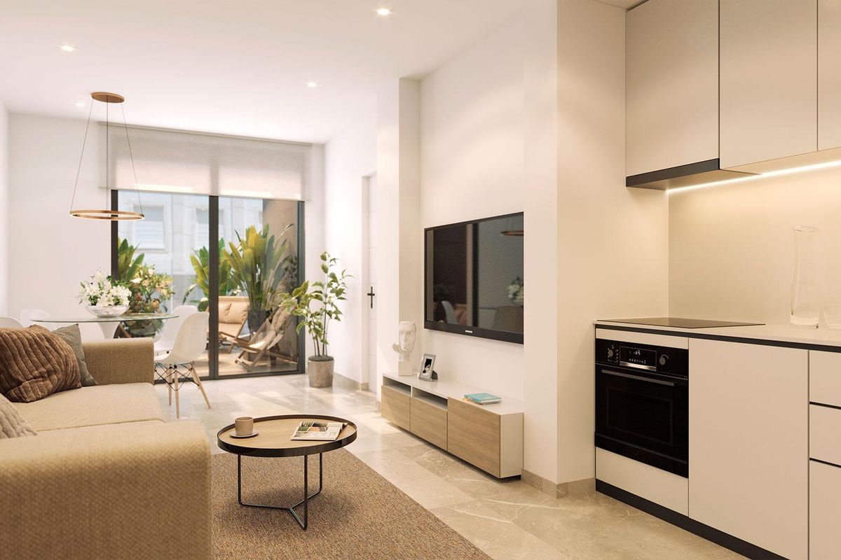 Gezellige woonkamer met toegang tot het terras in een penthouse in Torrevieja, perfect voor ontspanning.