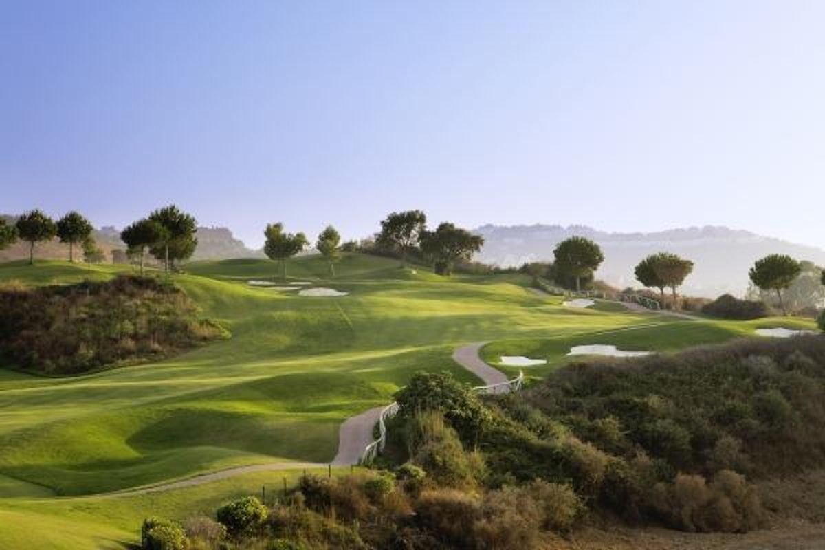Adembenemend golfbaanlandschap met weelderig groen nabij Mijas, Costa del Sol.