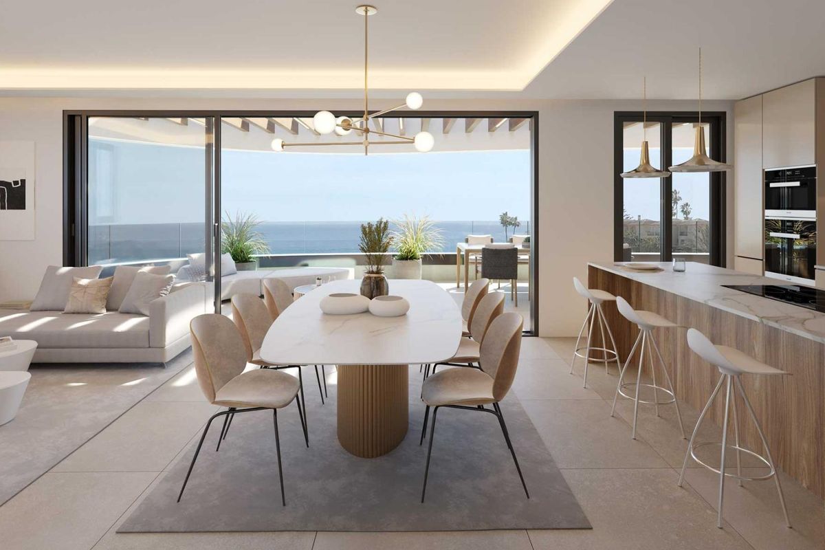 Contemporary keuken en eetruimte met uitzicht op de oceaan in een stijlvol 2-slaapkamer appartement in Mijas.