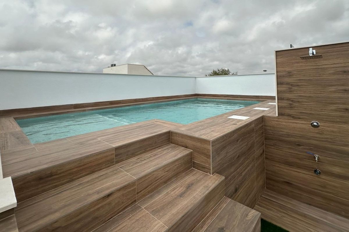 Privé dakterras met plonsbad en houten vloer in een bungalow, gelegen in San Pedro del Pinatar, Spanje.