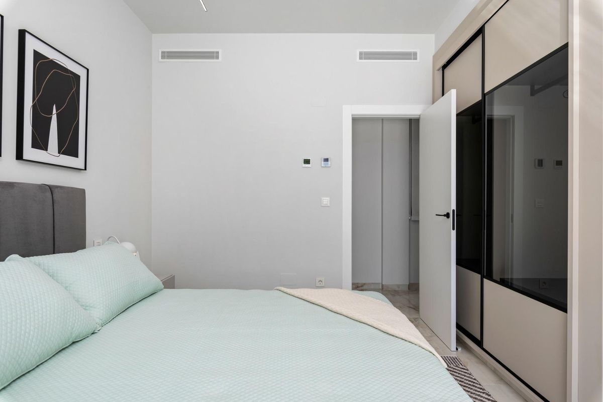 Gezellige slaapkamer in een 3-slaapkamer villa, met modern interieur en aangrenzende kast in Algorfa, Costa Blanca Zuid.