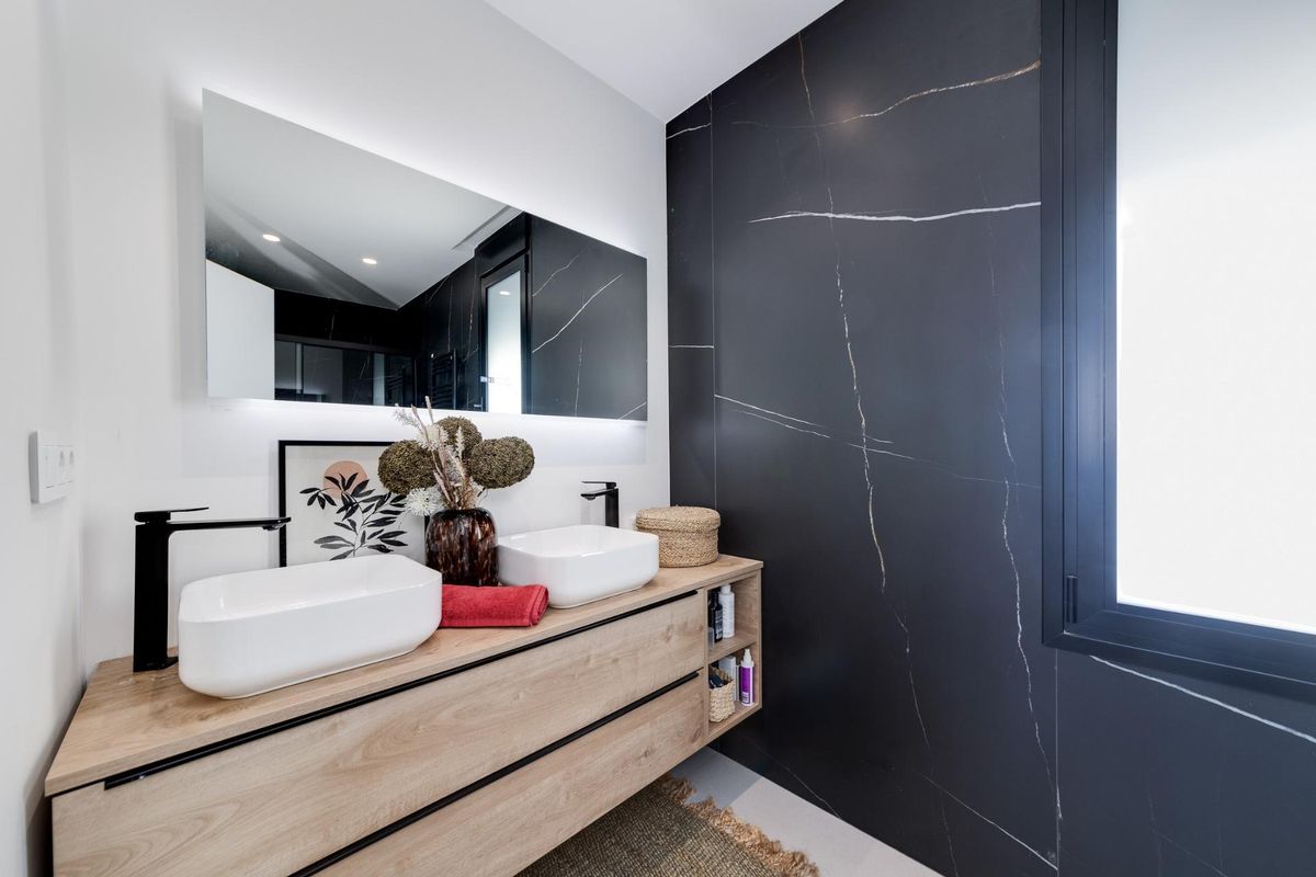 Elegant badkamer met dubbele wastafels en moderne decoratie in een 3-slaapkamer villa in Pilar de La Horadada.