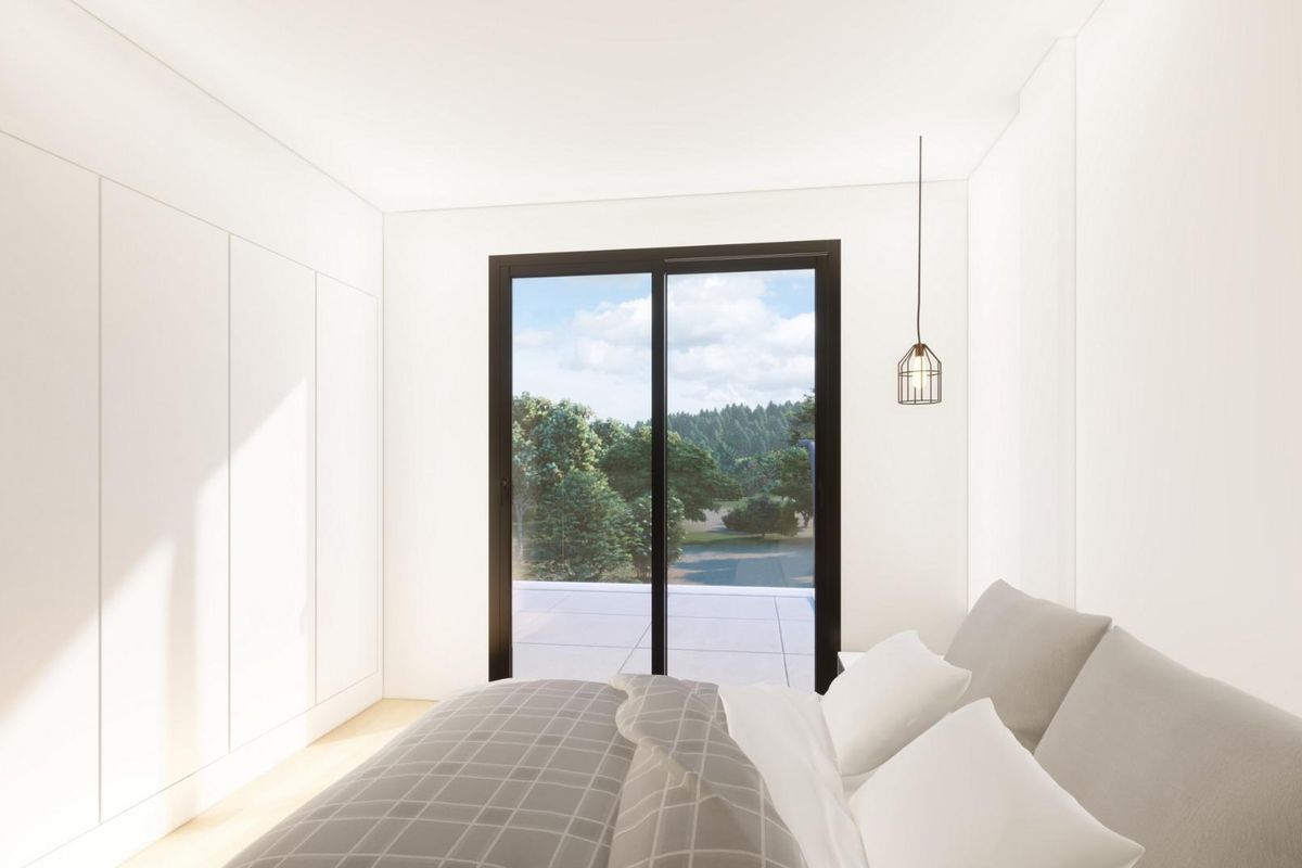 Minimalistische slaapkamer met natuurlijk licht en uitzicht op het zwembad in de 3-slaapkamer villa in Pilar de La Horadada.