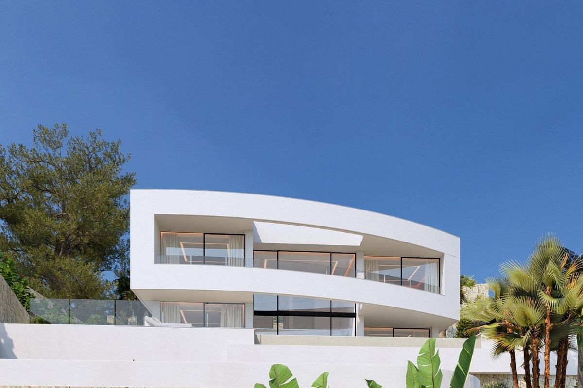 Vooraanzicht van een stijlvolle villa in Calpe met moderne architectuur en aangelegde omgeving.