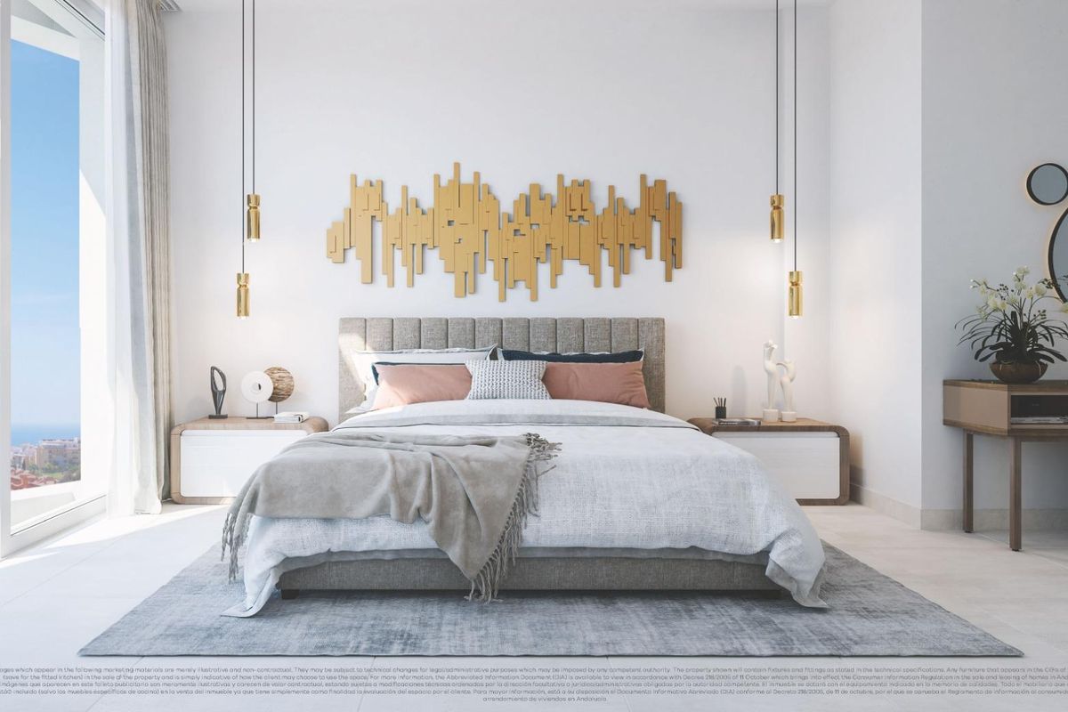 Elegante slaapkamer met chique decor en grote ramen met uitzicht op de Costa del Sol, in een penthouse.