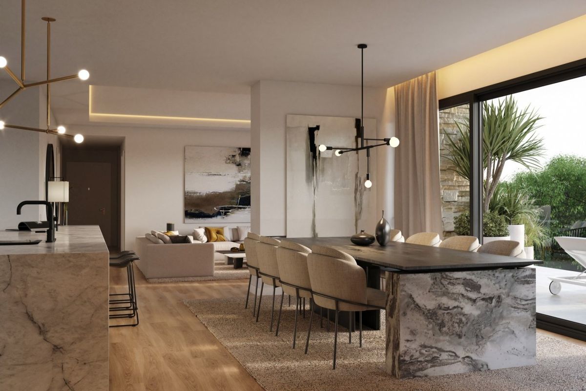 Elegante eetkamer met modern design in een penthouse in Orihuela, met uitzicht op buitenruimte.