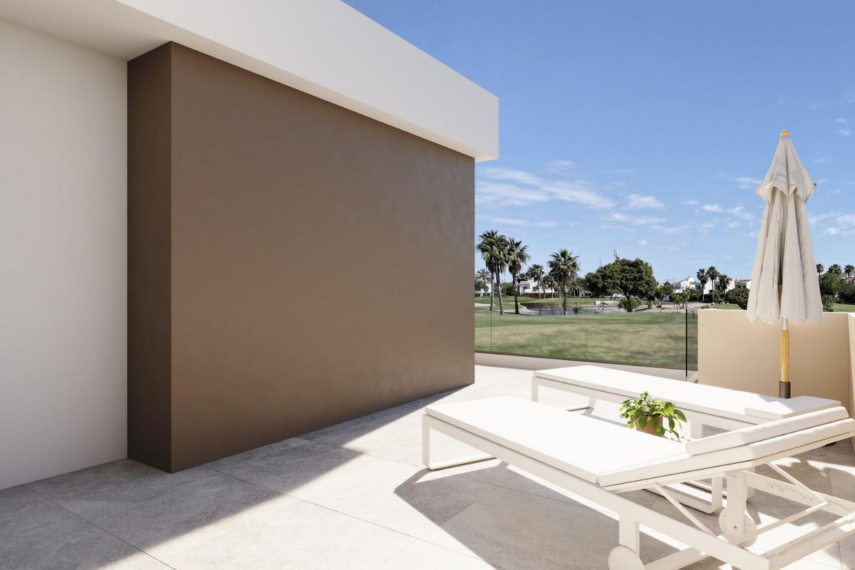 Ruime terras van de villa in San Javier, met ligstoelen en een zonnig uitzicht.