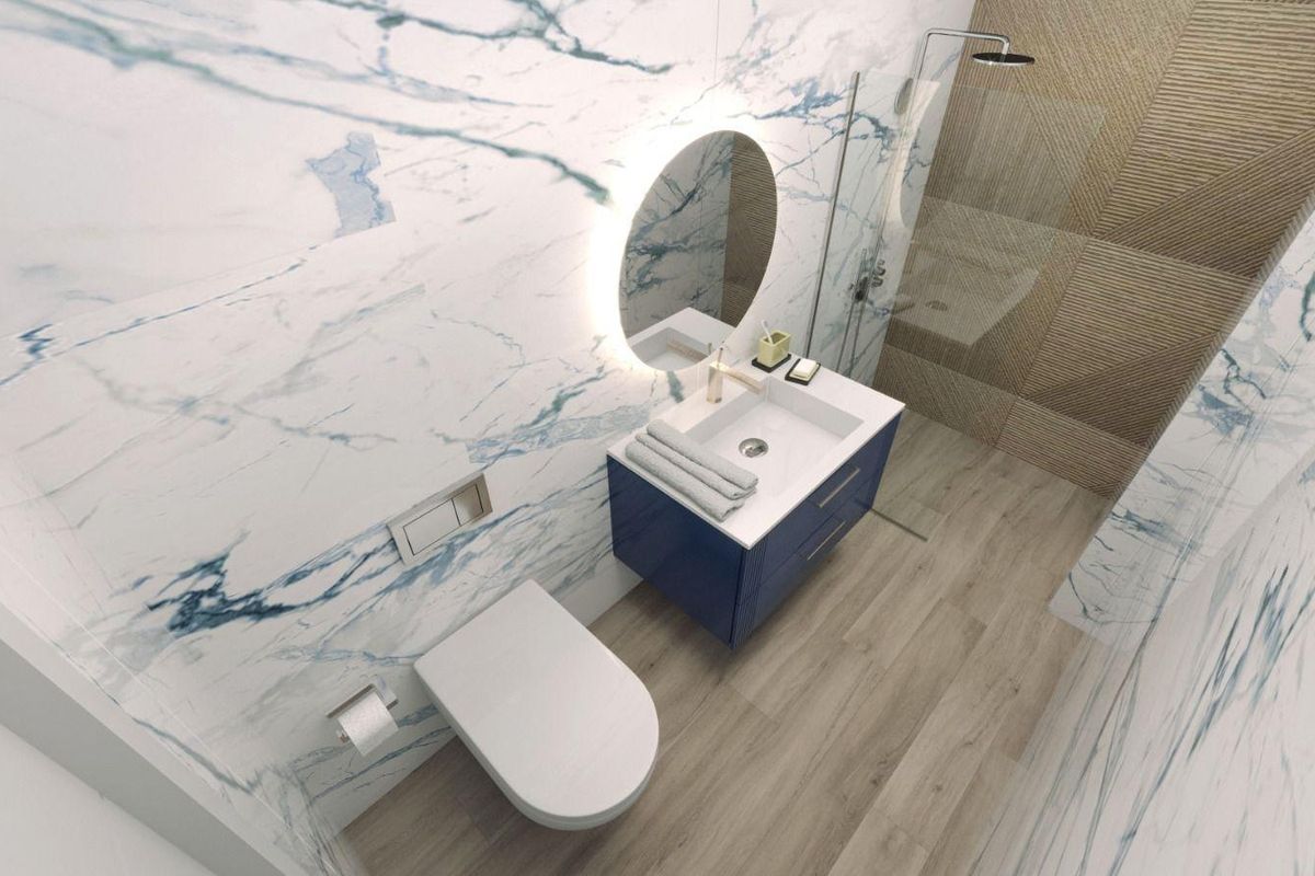 Moderne badkamer met marmerafwerking in de penthouse in Torrevieja, met een elegant ontwerp.