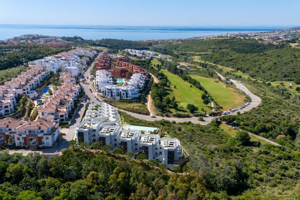 Luchtfoto van wooncomplexen en natuurlijke omgeving nabij Casares, Costa del Sol, inclusief golfterreinen.