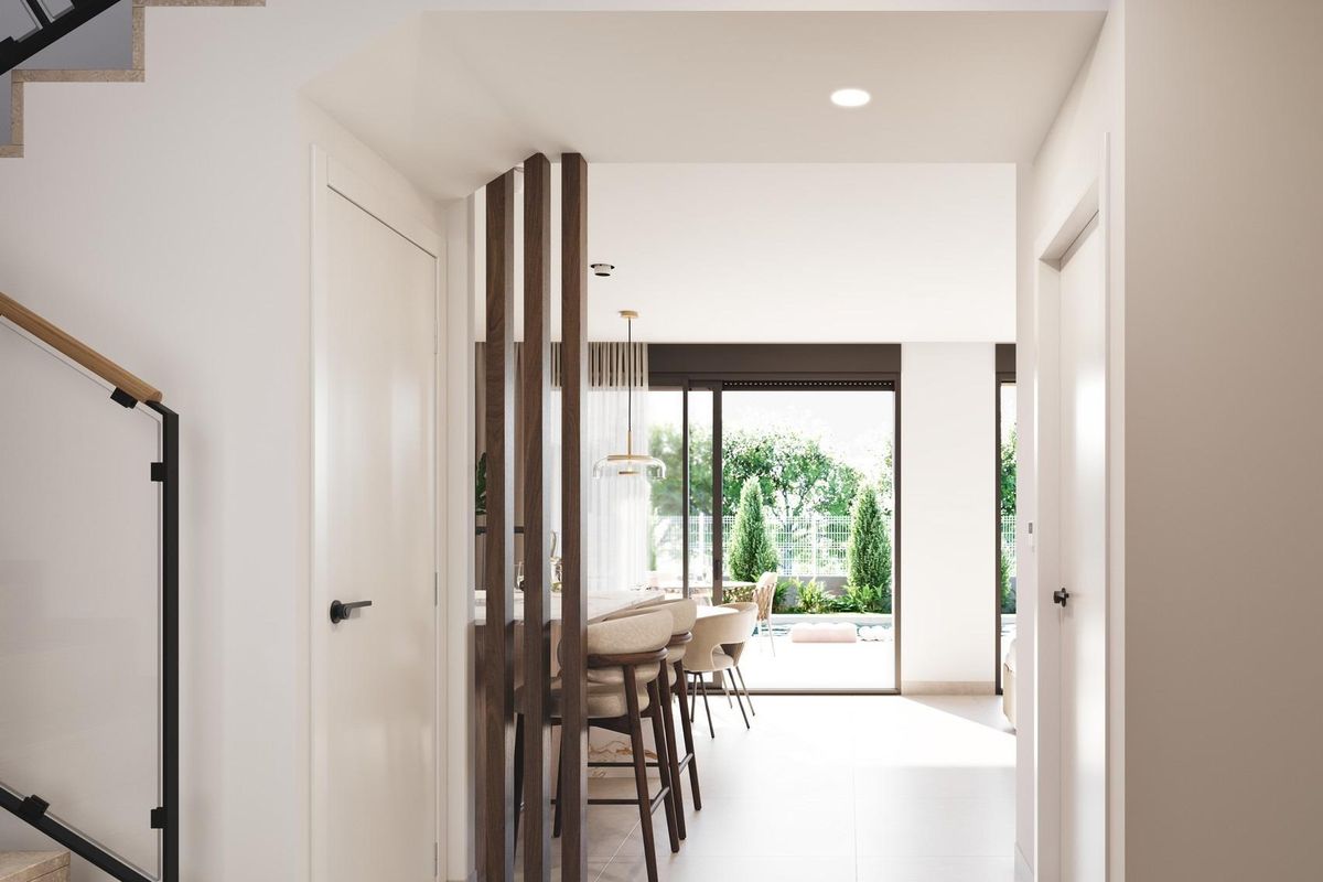 Ruime gang met uitzicht op de eetruimte, leidend naar de tuin in een 3-slaapkamer villa, San Javier.