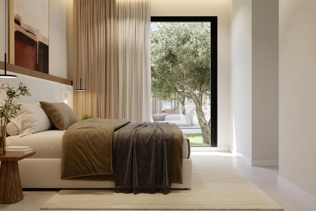 Chique slaapkamer in de villa, met een hedendaags ontwerp en grote ramen voor uitzicht op de tuin.