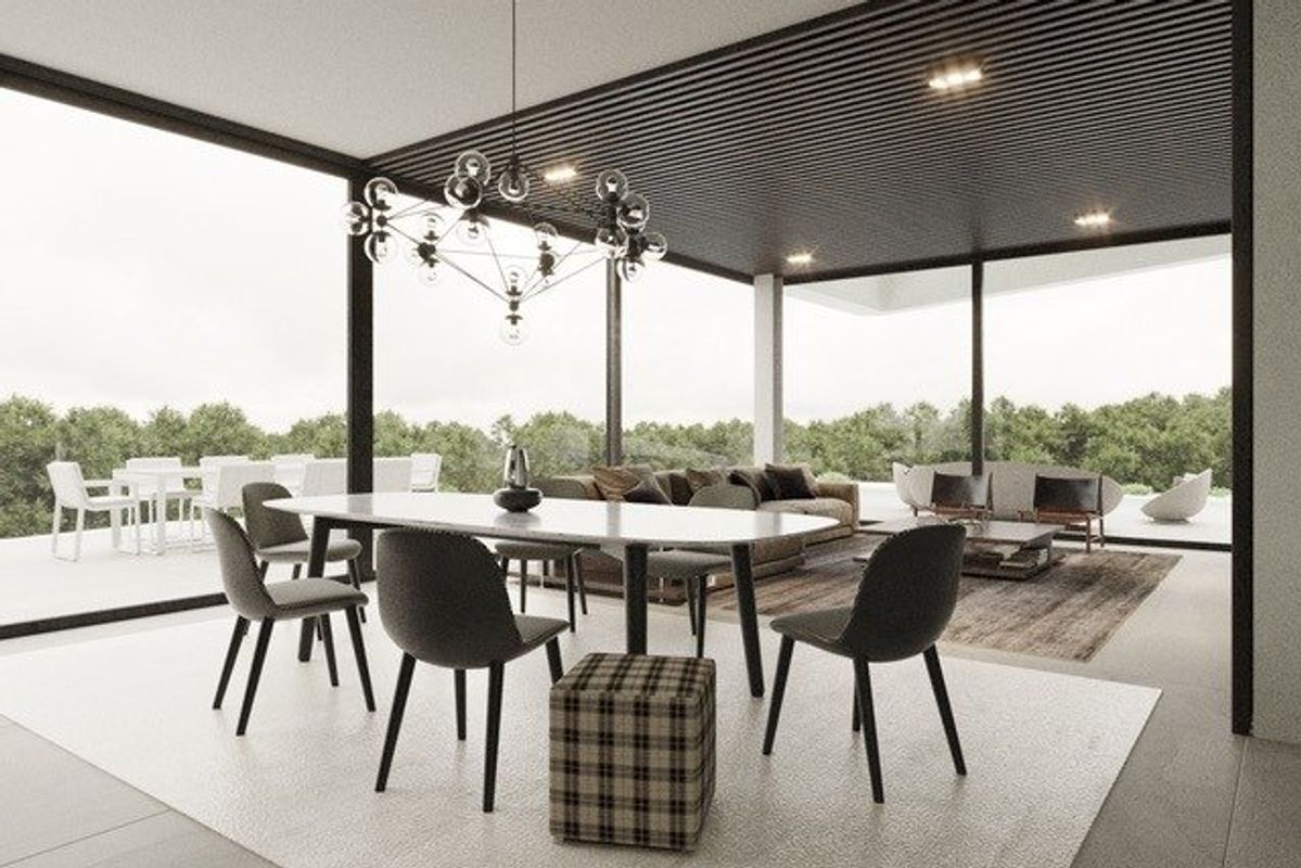 Heldere eetkamer in de villa, met uitzicht op de weelderige omgeving van Altea via grote glazen ramen.