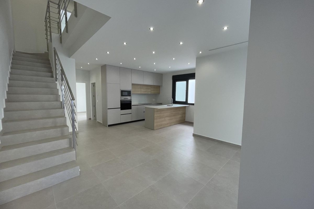 Ruime binnenkant van een moderne keuken en woonkamer in een 3-slaapkamer villa in Almoradi, Costa Blanca Zuid.