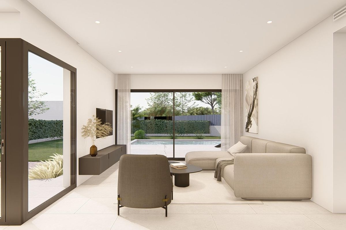 Woonkamer interieur van een moderne villa in Costa Calida. Comfortabele zitplaatsen, grote ramen met uitzicht op de tuin en het zwembad.