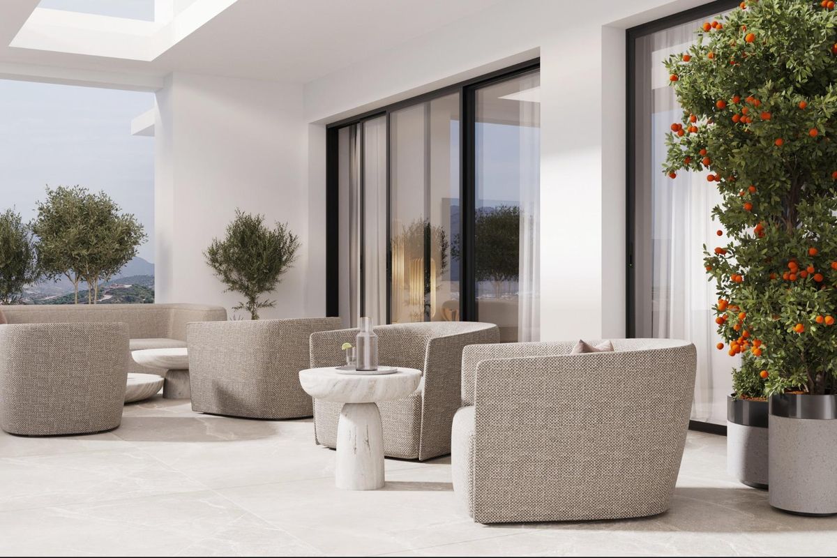 Ruim terras met comfortabele zitplaatsen en groen in een 3-slaapkamer appartement op de begane grond in Estepona.