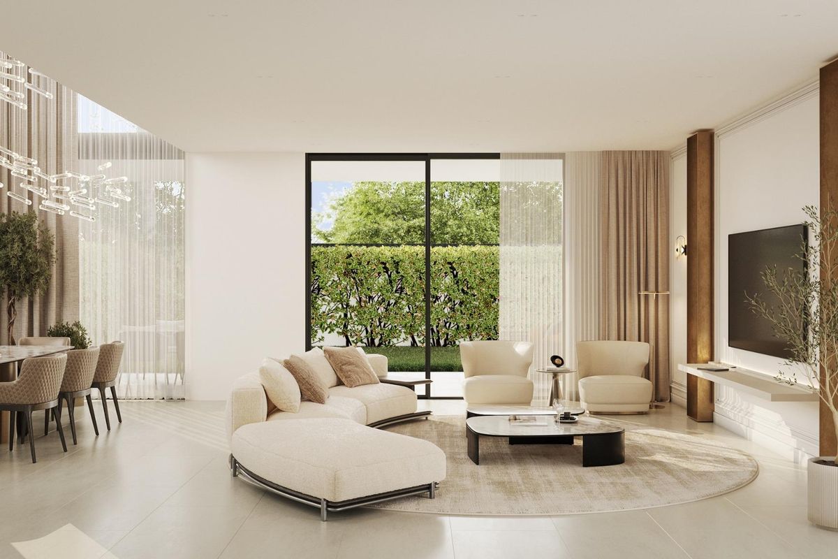 Heldere, uitnodigende woonkamer in een villa in Marbella, met moderne meubels en grote ramen met uitzicht op de tuin.