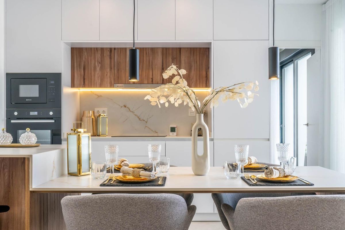Moderne keuken in een 3-slaapkamer villa, Torre Pacheco, met strakke kasten en eetopstelling.