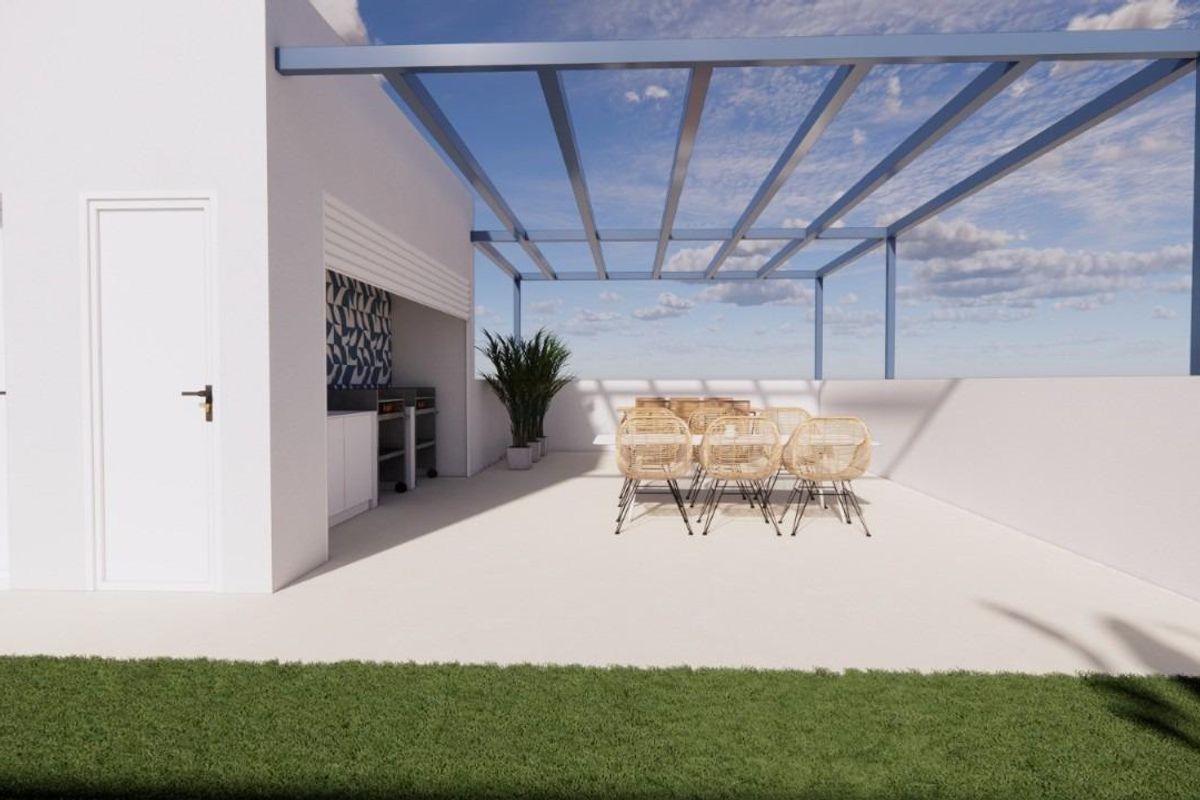 Terras van de penthouse in Pilar de La Horadada, met zitplaatsen en buitenculinaire faciliteiten.